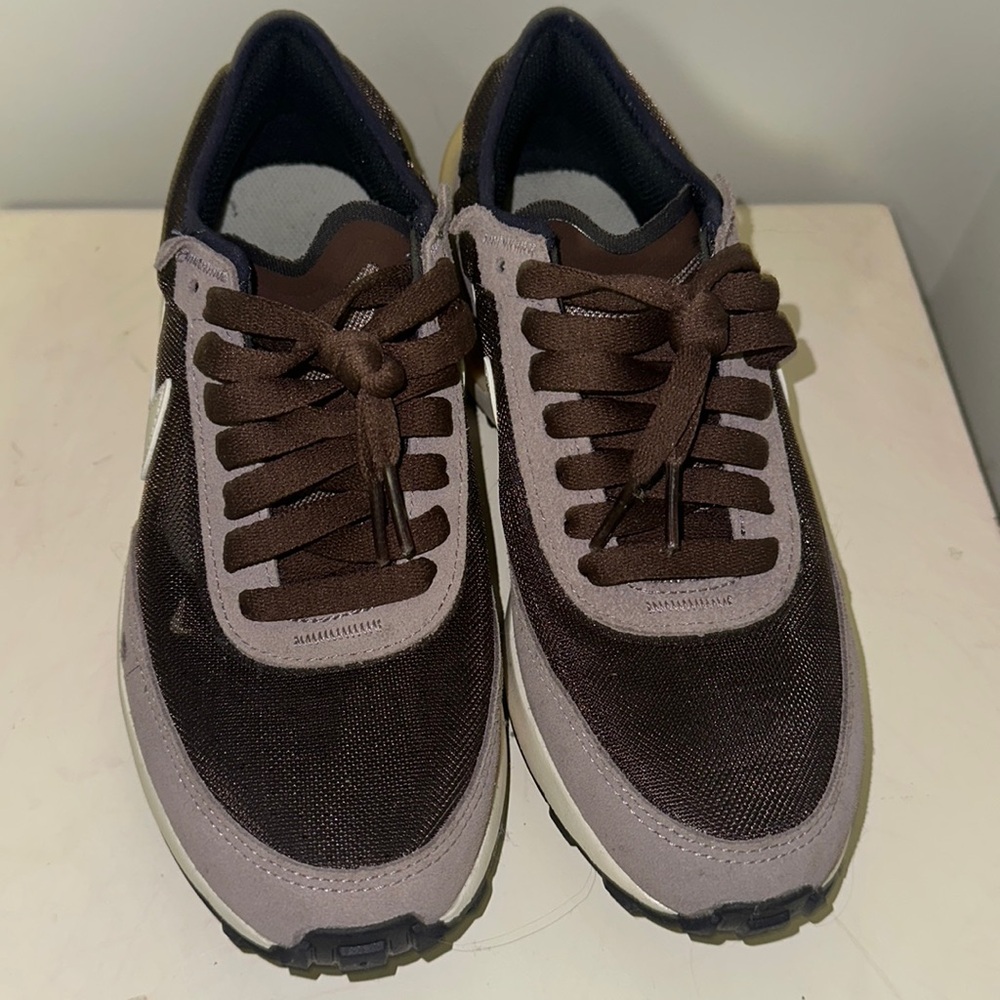 Nike Waffle One GS 'Light Chocolate'
GS Size 4.5
Pre owned Excellent Condition